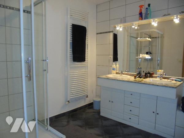 Grande maison de village clé en main avec piscine et terrain