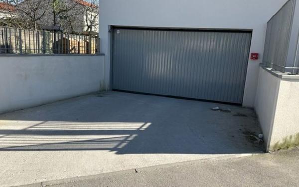 Stationnement à louer    Vaulx-en-Velin