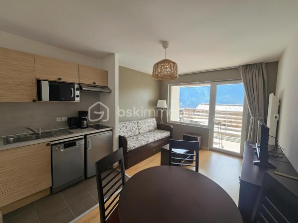 Idéal résidence secondaire ou investissement locatif

Valérie LARRIER vous propose **EN EXCLUSIVITE** ce charmant studio de 31 m², parfaitement agencé et prêt à accueillir vos projets.

✨ Les atouts du bien :
Un séjour lumineux avec kitchenette, idéal pour se détendre
Un coin montagne avec clic clac (possibilité de le fermer)
Une agréable TERRASSE de plus de 8 m2 pour profiter des beaux jours
Proche des pistes de skis
Casier à skis

Le parquet va être entièrement refait à neuf 
Les peintures ont été refaites 
Le chauffe eau + radiateur salon ont été changés

Résidence avec ascenseur
VENDU AVEC UNE PLACE DE PARKING PRIVATIVE EXTERIEURE
LES CHARGES SONT DE 2 000 € / AN. ELLES COMPRENNENT L'EAU + L'ELECTRICITE
TF DE 650 €

Contactez moi pour tout renseignement ou pour effectuer visite