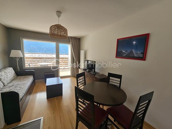 Idéal résidence secondaire ou investissement locatif

Valérie LARRIER vous propose **EN EXCLUSIVITE** ce charmant studio de 31 m², parfaitement agencé et prêt à accueillir vos projets.

✨ Les atouts du bien :
Un séjour lumineux avec kitchenette, idéal pour se détendre
Un coin montagne avec clic clac (possibilité de le fermer)
Une agréable TERRASSE de plus de 8 m2 pour profiter des beaux jours
Proche des pistes de skis
Casier à skis

Le parquet va être entièrement refait à neuf 
Les peintures ont été refaites 
Le chauffe eau + radiateur salon ont été changés

Résidence avec ascenseur
VENDU AVEC UNE PLACE DE PARKING PRIVATIVE EXTERIEURE
LES CHARGES SONT DE 2 000 € / AN. ELLES COMPRENNENT L'EAU + L'ELECTRICITE
TF DE 650 €

Contactez moi pour tout renseignement ou pour effectuer visite
