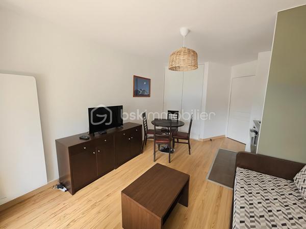 Idéal résidence secondaire ou investissement locatif

Valérie LARRIER vous propose **EN EXCLUSIVITE** ce charmant studio de 31 m², parfaitement agencé et prêt à accueillir vos projets.

✨ Les atouts du bien :
Un séjour lumineux avec kitchenette, idéal pour se détendre
Un coin montagne avec clic clac (possibilité de le fermer)
Une agréable TERRASSE de plus de 8 m2 pour profiter des beaux jours
Proche des pistes de skis
Casier à skis

Le parquet va être entièrement refait à neuf 
Les peintures ont été refaites 
Le chauffe eau + radiateur salon ont été changés

Résidence avec ascenseur
VENDU AVEC UNE PLACE DE PARKING PRIVATIVE EXTERIEURE
LES CHARGES SONT DE 2 000 € / AN. ELLES COMPRENNENT L'EAU + L'ELECTRICITE
TF DE 650 €

Contactez moi pour tout renseignement ou pour effectuer visite