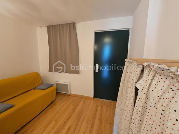 Idéal résidence secondaire ou investissement locatif

Valérie LARRIER vous propose **EN EXCLUSIVITE** ce charmant studio de 31 m², parfaitement agencé et prêt à accueillir vos projets.

✨ Les atouts du bien :
Un séjour lumineux avec kitchenette, idéal pour se détendre
Un coin montagne avec clic clac (possibilité de le fermer)
Une agréable TERRASSE de plus de 8 m2 pour profiter des beaux jours
Proche des pistes de skis
Casier à skis

Le parquet va être entièrement refait à neuf 
Les peintures ont été refaites 
Le chauffe eau + radiateur salon ont été changés

Résidence avec ascenseur
VENDU AVEC UNE PLACE DE PARKING PRIVATIVE EXTERIEURE
LES CHARGES SONT DE 2 000 € / AN. ELLES COMPRENNENT L'EAU + L'ELECTRICITE
TF DE 650 €

Contactez moi pour tout renseignement ou pour effectuer visite