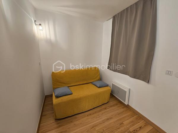 Idéal résidence secondaire ou investissement locatif

Valérie LARRIER vous propose **EN EXCLUSIVITE** ce charmant studio de 31 m², parfaitement agencé et prêt à accueillir vos projets.

✨ Les atouts du bien :
Un séjour lumineux avec kitchenette, idéal pour se détendre
Un coin montagne avec clic clac (possibilité de le fermer)
Une agréable TERRASSE de plus de 8 m2 pour profiter des beaux jours
Proche des pistes de skis
Casier à skis

Le parquet va être entièrement refait à neuf 
Les peintures ont été refaites 
Le chauffe eau + radiateur salon ont été changés

Résidence avec ascenseur
VENDU AVEC UNE PLACE DE PARKING PRIVATIVE EXTERIEURE
LES CHARGES SONT DE 2 000 € / AN. ELLES COMPRENNENT L'EAU + L'ELECTRICITE
TF DE 650 €

Contactez moi pour tout renseignement ou pour effectuer visite