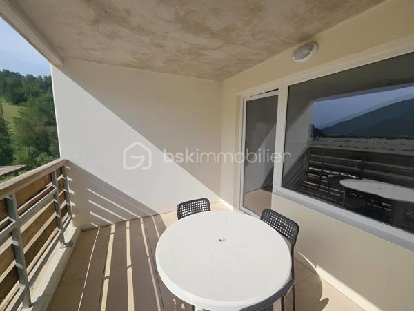Idéal résidence secondaire ou investissement locatif

Valérie LARRIER vous propose **EN EXCLUSIVITE** ce charmant studio de 31 m², parfaitement agencé et prêt à accueillir vos projets.

✨ Les atouts du bien :
Un séjour lumineux avec kitchenette, idéal pour se détendre
Un coin montagne avec clic clac (possibilité de le fermer)
Une agréable TERRASSE de plus de 8 m2 pour profiter des beaux jours
Proche des pistes de skis
Casier à skis

Le parquet va être entièrement refait à neuf 
Les peintures ont été refaites 
Le chauffe eau + radiateur salon ont été changés

Résidence avec ascenseur
VENDU AVEC UNE PLACE DE PARKING PRIVATIVE EXTERIEURE
LES CHARGES SONT DE 2 000 € / AN. ELLES COMPRENNENT L'EAU + L'ELECTRICITE
TF DE 650 €

Contactez moi pour tout renseignement ou pour effectuer visite