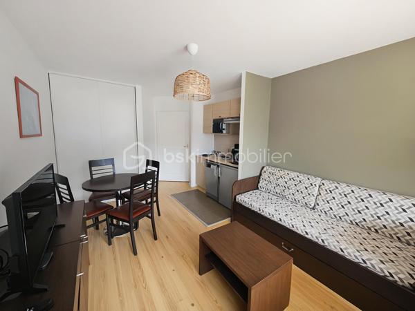 Idéal résidence secondaire ou investissement locatif

Valérie LARRIER vous propose **EN EXCLUSIVITE** ce charmant studio de 31 m², parfaitement agencé et prêt à accueillir vos projets.

✨ Les atouts du bien :
Un séjour lumineux avec kitchenette, idéal pour se détendre
Un coin montagne avec clic clac (possibilité de le fermer)
Une agréable TERRASSE de plus de 8 m2 pour profiter des beaux jours
Proche des pistes de skis
Casier à skis

Le parquet va être entièrement refait à neuf 
Les peintures ont été refaites 
Le chauffe eau + radiateur salon ont été changés

Résidence avec ascenseur
VENDU AVEC UNE PLACE DE PARKING PRIVATIVE EXTERIEURE
LES CHARGES SONT DE 2 000 € / AN. ELLES COMPRENNENT L'EAU + L'ELECTRICITE
TF DE 650 €

Contactez moi pour tout renseignement ou pour effectuer visite