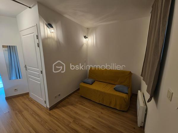 Idéal résidence secondaire ou investissement locatif

Valérie LARRIER vous propose **EN EXCLUSIVITE** ce charmant studio de 31 m², parfaitement agencé et prêt à accueillir vos projets.

✨ Les atouts du bien :
Un séjour lumineux avec kitchenette, idéal pour se détendre
Un coin montagne avec clic clac (possibilité de le fermer)
Une agréable TERRASSE de plus de 8 m2 pour profiter des beaux jours
Proche des pistes de skis
Casier à skis

Le parquet va être entièrement refait à neuf 
Les peintures ont été refaites 
Le chauffe eau + radiateur salon ont été changés

Résidence avec ascenseur
VENDU AVEC UNE PLACE DE PARKING PRIVATIVE EXTERIEURE
LES CHARGES SONT DE 2 000 € / AN. ELLES COMPRENNENT L'EAU + L'ELECTRICITE
TF DE 650 €

Contactez moi pour tout renseignement ou pour effectuer visite