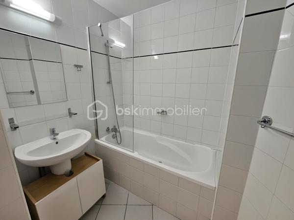 Idéal résidence secondaire ou investissement locatif

Valérie LARRIER vous propose **EN EXCLUSIVITE** ce charmant studio de 31 m², parfaitement agencé et prêt à accueillir vos projets.

✨ Les atouts du bien :
Un séjour lumineux avec kitchenette, idéal pour se détendre
Un coin montagne avec clic clac (possibilité de le fermer)
Une agréable TERRASSE de plus de 8 m2 pour profiter des beaux jours
Proche des pistes de skis
Casier à skis

Le parquet va être entièrement refait à neuf 
Les peintures ont été refaites 
Le chauffe eau + radiateur salon ont été changés

Résidence avec ascenseur
VENDU AVEC UNE PLACE DE PARKING PRIVATIVE EXTERIEURE
LES CHARGES SONT DE 2 000 € / AN. ELLES COMPRENNENT L'EAU + L'ELECTRICITE
TF DE 650 €

Contactez moi pour tout renseignement ou pour effectuer visite