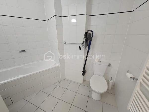 Idéal résidence secondaire ou investissement locatif

Valérie LARRIER vous propose **EN EXCLUSIVITE** ce charmant studio de 31 m², parfaitement agencé et prêt à accueillir vos projets.

✨ Les atouts du bien :
Un séjour lumineux avec kitchenette, idéal pour se détendre
Un coin montagne avec clic clac (possibilité de le fermer)
Une agréable TERRASSE de plus de 8 m2 pour profiter des beaux jours
Proche des pistes de skis
Casier à skis

Le parquet va être entièrement refait à neuf 
Les peintures ont été refaites 
Le chauffe eau + radiateur salon ont été changés

Résidence avec ascenseur
VENDU AVEC UNE PLACE DE PARKING PRIVATIVE EXTERIEURE
LES CHARGES SONT DE 2 000 € / AN. ELLES COMPRENNENT L'EAU + L'ELECTRICITE
TF DE 650 €

Contactez moi pour tout renseignement ou pour effectuer visite