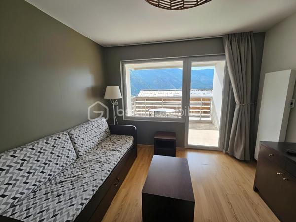 Idéal résidence secondaire ou investissement locatif

Valérie LARRIER vous propose **EN EXCLUSIVITE** ce charmant studio de 31 m², parfaitement agencé et prêt à accueillir vos projets.

✨ Les atouts du bien :
Un séjour lumineux avec kitchenette, idéal pour se détendre
Un coin montagne avec clic clac (possibilité de le fermer)
Une agréable TERRASSE de plus de 8 m2 pour profiter des beaux jours
Proche des pistes de skis
Casier à skis

Le parquet va être entièrement refait à neuf 
Les peintures ont été refaites 
Le chauffe eau + radiateur salon ont été changés

Résidence avec ascenseur
VENDU AVEC UNE PLACE DE PARKING PRIVATIVE EXTERIEURE
LES CHARGES SONT DE 2 000 € / AN. ELLES COMPRENNENT L'EAU + L'ELECTRICITE
TF DE 650 €

Contactez moi pour tout renseignement ou pour effectuer visite