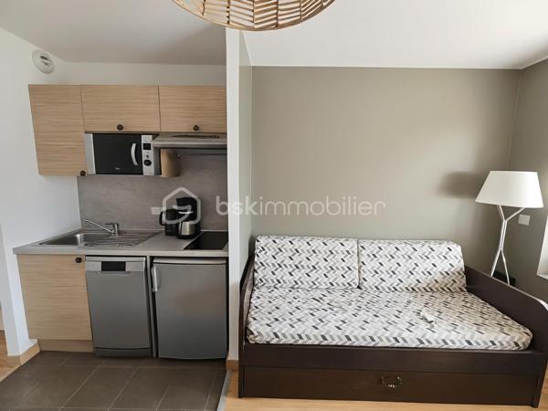 Idéal résidence secondaire ou investissement locatif

Valérie LARRIER vous propose **EN EXCLUSIVITE** ce charmant studio de 31 m², parfaitement agencé et prêt à accueillir vos projets.

✨ Les atouts du bien :
Un séjour lumineux avec kitchenette, idéal pour se détendre
Un coin montagne avec clic clac (possibilité de le fermer)
Une agréable TERRASSE de plus de 8 m2 pour profiter des beaux jours
Proche des pistes de skis
Casier à skis

Le parquet va être entièrement refait à neuf 
Les peintures ont été refaites 
Le chauffe eau + radiateur salon ont été changés

Résidence avec ascenseur
VENDU AVEC UNE PLACE DE PARKING PRIVATIVE EXTERIEURE
LES CHARGES SONT DE 2 000 € / AN. ELLES COMPRENNENT L'EAU + L'ELECTRICITE
TF DE 650 €

Contactez moi pour tout renseignement ou pour effectuer visite
