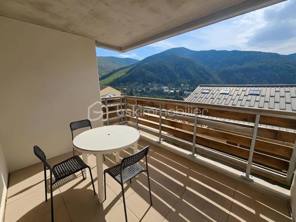 Idéal résidence secondaire ou investissement locatif

Valérie LARRIER vous propose **EN EXCLUSIVITE** ce charmant studio de 31 m², parfaitement agencé et prêt à accueillir vos projets.

✨ Les atouts du bien :
Un séjour lumineux avec kitchenette, idéal pour se détendre
Un coin montagne avec clic clac (possibilité de le fermer)
Une agréable TERRASSE de plus de 8 m2 pour profiter des beaux jours
Proche des pistes de skis
Casier à skis

Le parquet va être entièrement refait à neuf 
Les peintures ont été refaites 
Le chauffe eau + radiateur salon ont été changés

Résidence avec ascenseur
VENDU AVEC UNE PLACE DE PARKING PRIVATIVE EXTERIEURE
LES CHARGES SONT DE 2 000 € / AN. ELLES COMPRENNENT L'EAU + L'ELECTRICITE
TF DE 650 €

Contactez moi pour tout renseignement ou pour effectuer visite