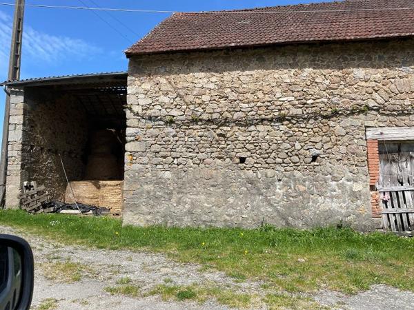 Corps de ferme avec 12 hectares- fort potentiel  dans un secteur calme et verdoyant  Creuse