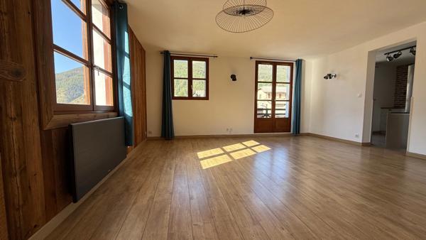 Duplex 102m2 rénové - 5 pièces - 3 chambres - balcon avec vue montagnes - proximité stations de ski