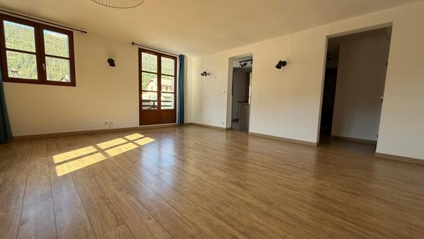 Duplex 102m2 rénové - 5 pièces - 3 chambres - balcon avec vue montagnes - proximité stations de ski
