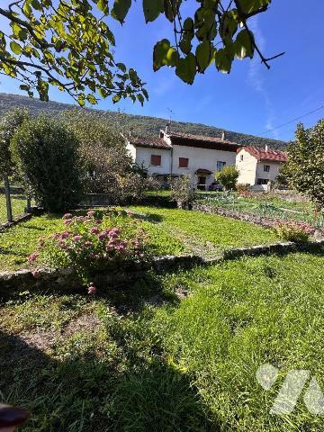 Maison à vendre à Anglefort dans l'Ain (01350) : découvrez cette maison composée de 8 pièces d'...