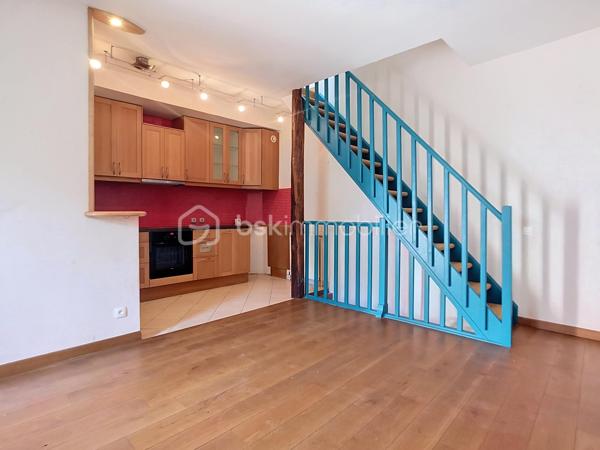 Pourquoi choisir un appartement quand vous pouvez avoir une maison ?

Au cœur de Lagny-sur-Marne, dans une rue calme, découvrez cette maison de ville atypique des années 1930, idéalement située à quelques pas des commerces, des écoles et des transports.

D'environ 60 m², elle offre le charme de l'ancien, un extérieur privatif de 48 m² avec terrasse et l'indépendance d'une maison… sans les contraintes de la copropriété !

Au rez-de-chaussée, une entrée avec placard ouvre sur une agréable pièce de vie avec cuisine ouverte aménagée, idéale pour partager des moments conviviaux.

À l'étage, un couloir dessert une chambre, une seconde chambre dite « aveugle » (sans ouverture directe sur l'extérieur) ainsi qu'une salle de bains avec toilettes. Les combles aménagés offrent un espace supplémentaire à adapter selon vos besoins : bureau, salle de jeux, espace détente ou rangement.

Le sous-sol chauffé constitue un véritable atout avec une pièce pouvant accueillir un bureau ou un espace à personnaliser selon vos envies, une buanderie et une cave.

Une maison de caractère, idéale pour celles et ceux qui recherchent un bien atypique avec extérieur, en plein cœur de Lagny-sur-Marne.