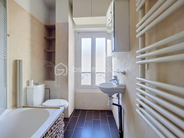 Pourquoi choisir un appartement quand vous pouvez avoir une maison ?

Au cœur de Lagny-sur-Marne, dans une rue calme, découvrez cette maison de ville atypique des années 1930, idéalement située à quelques pas des commerces, des écoles et des transports.

D'environ 60 m², elle offre le charme de l'ancien, un extérieur privatif de 48 m² avec terrasse et l'indépendance d'une maison… sans les contraintes de la copropriété !

Au rez-de-chaussée, une entrée avec placard ouvre sur une agréable pièce de vie avec cuisine ouverte aménagée, idéale pour partager des moments conviviaux.

À l'étage, un couloir dessert une chambre, une seconde chambre dite « aveugle » (sans ouverture directe sur l'extérieur) ainsi qu'une salle de bains avec toilettes. Les combles aménagés offrent un espace supplémentaire à adapter selon vos besoins : bureau, salle de jeux, espace détente ou rangement.

Le sous-sol chauffé constitue un véritable atout avec une pièce pouvant accueillir un bureau ou un espace à personnaliser selon vos envies, une buanderie et une cave.

Une maison de caractère, idéale pour celles et ceux qui recherchent un bien atypique avec extérieur, en plein cœur de Lagny-sur-Marne.
