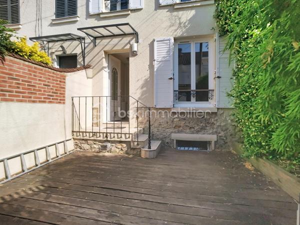 Pourquoi choisir un appartement quand vous pouvez avoir une maison ?

Au cœur de Lagny-sur-Marne, dans une rue calme, découvrez cette maison de ville atypique des années 1930, idéalement située à quelques pas des commerces, des écoles et des transports.

D'environ 60 m², elle offre le charme de l'ancien, un extérieur privatif de 48 m² avec terrasse et l'indépendance d'une maison… sans les contraintes de la copropriété !

Au rez-de-chaussée, une entrée avec placard ouvre sur une agréable pièce de vie avec cuisine ouverte aménagée, idéale pour partager des moments conviviaux.

À l'étage, un couloir dessert une chambre, une seconde chambre dite « aveugle » (sans ouverture directe sur l'extérieur) ainsi qu'une salle de bains avec toilettes. Les combles aménagés offrent un espace supplémentaire à adapter selon vos besoins : bureau, salle de jeux, espace détente ou rangement.

Le sous-sol chauffé constitue un véritable atout avec une pièce pouvant accueillir un bureau ou un espace à personnaliser selon vos envies, une buanderie et une cave.

Une maison de caractère, idéale pour celles et ceux qui recherchent un bien atypique avec extérieur, en plein cœur de Lagny-sur-Marne.