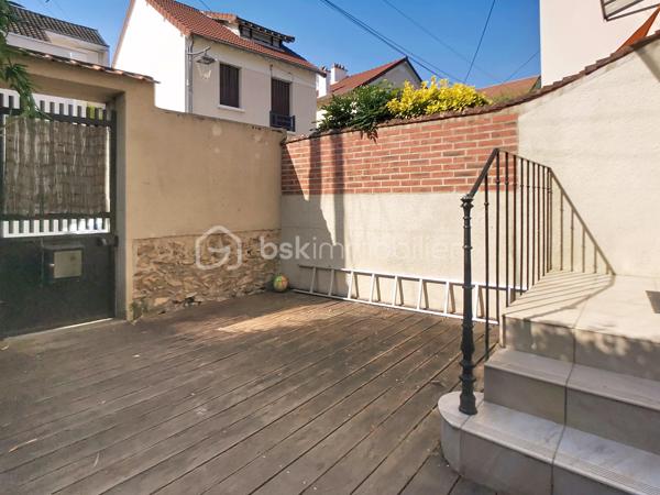 Pourquoi choisir un appartement quand vous pouvez avoir une maison ?

Au cœur de Lagny-sur-Marne, dans une rue calme, découvrez cette maison de ville atypique des années 1930, idéalement située à quelques pas des commerces, des écoles et des transports.

D'environ 60 m², elle offre le charme de l'ancien, un extérieur privatif de 48 m² avec terrasse et l'indépendance d'une maison… sans les contraintes de la copropriété !

Au rez-de-chaussée, une entrée avec placard ouvre sur une agréable pièce de vie avec cuisine ouverte aménagée, idéale pour partager des moments conviviaux.

À l'étage, un couloir dessert une chambre, une seconde chambre dite « aveugle » (sans ouverture directe sur l'extérieur) ainsi qu'une salle de bains avec toilettes. Les combles aménagés offrent un espace supplémentaire à adapter selon vos besoins : bureau, salle de jeux, espace détente ou rangement.

Le sous-sol chauffé constitue un véritable atout avec une pièce pouvant accueillir un bureau ou un espace à personnaliser selon vos envies, une buanderie et une cave.

Une maison de caractère, idéale pour celles et ceux qui recherchent un bien atypique avec extérieur, en plein cœur de Lagny-sur-Marne.