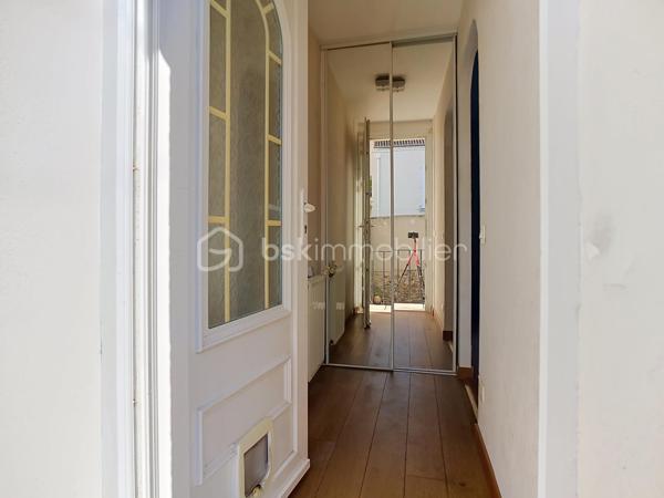 Pourquoi choisir un appartement quand vous pouvez avoir une maison ?

Au cœur de Lagny-sur-Marne, dans une rue calme, découvrez cette maison de ville atypique des années 1930, idéalement située à quelques pas des commerces, des écoles et des transports.

D'environ 60 m², elle offre le charme de l'ancien, un extérieur privatif de 48 m² avec terrasse et l'indépendance d'une maison… sans les contraintes de la copropriété !

Au rez-de-chaussée, une entrée avec placard ouvre sur une agréable pièce de vie avec cuisine ouverte aménagée, idéale pour partager des moments conviviaux.

À l'étage, un couloir dessert une chambre, une seconde chambre dite « aveugle » (sans ouverture directe sur l'extérieur) ainsi qu'une salle de bains avec toilettes. Les combles aménagés offrent un espace supplémentaire à adapter selon vos besoins : bureau, salle de jeux, espace détente ou rangement.

Le sous-sol chauffé constitue un véritable atout avec une pièce pouvant accueillir un bureau ou un espace à personnaliser selon vos envies, une buanderie et une cave.

Une maison de caractère, idéale pour celles et ceux qui recherchent un bien atypique avec extérieur, en plein cœur de Lagny-sur-Marne.