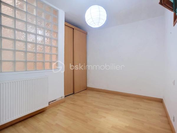 Pourquoi choisir un appartement quand vous pouvez avoir une maison ?

Au cœur de Lagny-sur-Marne, dans une rue calme, découvrez cette maison de ville atypique des années 1930, idéalement située à quelques pas des commerces, des écoles et des transports.

D'environ 60 m², elle offre le charme de l'ancien, un extérieur privatif de 48 m² avec terrasse et l'indépendance d'une maison… sans les contraintes de la copropriété !

Au rez-de-chaussée, une entrée avec placard ouvre sur une agréable pièce de vie avec cuisine ouverte aménagée, idéale pour partager des moments conviviaux.

À l'étage, un couloir dessert une chambre, une seconde chambre dite « aveugle » (sans ouverture directe sur l'extérieur) ainsi qu'une salle de bains avec toilettes. Les combles aménagés offrent un espace supplémentaire à adapter selon vos besoins : bureau, salle de jeux, espace détente ou rangement.

Le sous-sol chauffé constitue un véritable atout avec une pièce pouvant accueillir un bureau ou un espace à personnaliser selon vos envies, une buanderie et une cave.

Une maison de caractère, idéale pour celles et ceux qui recherchent un bien atypique avec extérieur, en plein cœur de Lagny-sur-Marne.