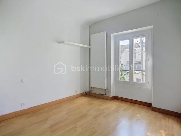 Pourquoi choisir un appartement quand vous pouvez avoir une maison ?

Au cœur de Lagny-sur-Marne, dans une rue calme, découvrez cette maison de ville atypique des années 1930, idéalement située à quelques pas des commerces, des écoles et des transports.

D'environ 60 m², elle offre le charme de l'ancien, un extérieur privatif de 48 m² avec terrasse et l'indépendance d'une maison… sans les contraintes de la copropriété !

Au rez-de-chaussée, une entrée avec placard ouvre sur une agréable pièce de vie avec cuisine ouverte aménagée, idéale pour partager des moments conviviaux.

À l'étage, un couloir dessert une chambre, une seconde chambre dite « aveugle » (sans ouverture directe sur l'extérieur) ainsi qu'une salle de bains avec toilettes. Les combles aménagés offrent un espace supplémentaire à adapter selon vos besoins : bureau, salle de jeux, espace détente ou rangement.

Le sous-sol chauffé constitue un véritable atout avec une pièce pouvant accueillir un bureau ou un espace à personnaliser selon vos envies, une buanderie et une cave.

Une maison de caractère, idéale pour celles et ceux qui recherchent un bien atypique avec extérieur, en plein cœur de Lagny-sur-Marne.