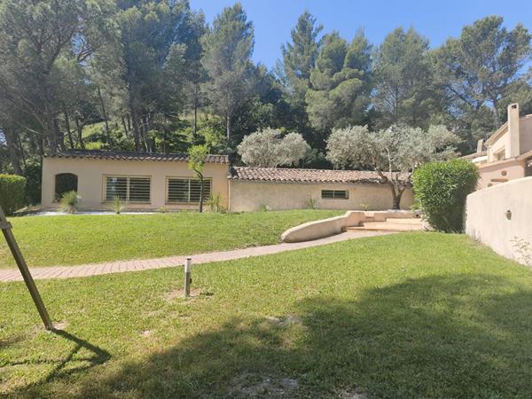 SAINT SATURNIN LES AVIGNON - A VENDRE - MAISON + GITES 327 M² DE SURFACE HABITABLE SUR UN TERRAIN DE 4200 M²