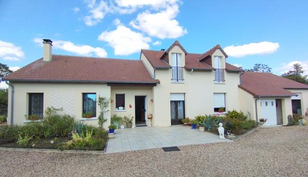 VILLA AVEC PISCINE COUVERTE - SECTEUR RÉSIDENTIEL EST