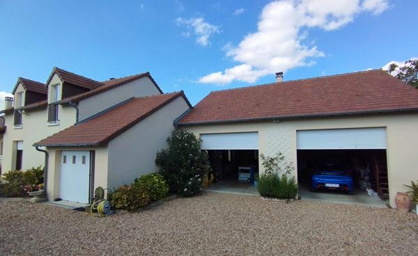 VILLA AVEC PISCINE COUVERTE - SECTEUR RÉSIDENTIEL EST