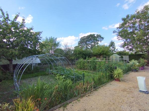 VILLA AVEC PISCINE COUVERTE - SECTEUR RÉSIDENTIEL EST