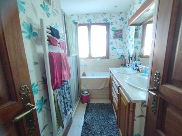 VILLA AVEC PISCINE COUVERTE - SECTEUR RÉSIDENTIEL EST