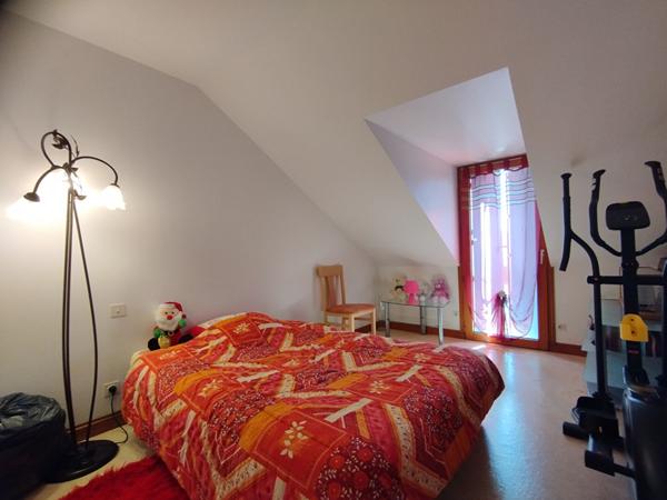 VILLA AVEC PISCINE COUVERTE - SECTEUR RÉSIDENTIEL EST