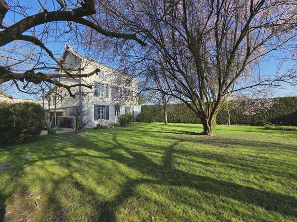 Maison d'exception de 235 m² habitables implantée sur une parcelle de 3 617 m² !, Saint maixent l ecole 79400