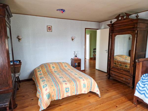 Sistels (82340) Maison en pierre classique avec vue, dépendances, environ 2ha de terrain