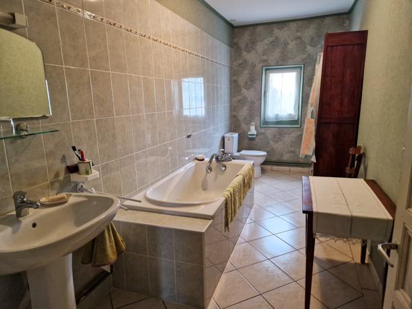 Sistels (82340) Maison en pierre classique avec vue, dépendances, environ 2ha de terrain