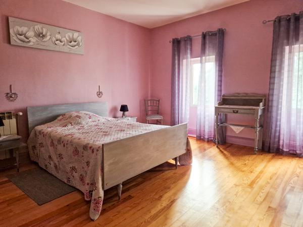 Sistels (82340) Maison en pierre classique avec vue, dépendances, environ 2ha de terrain