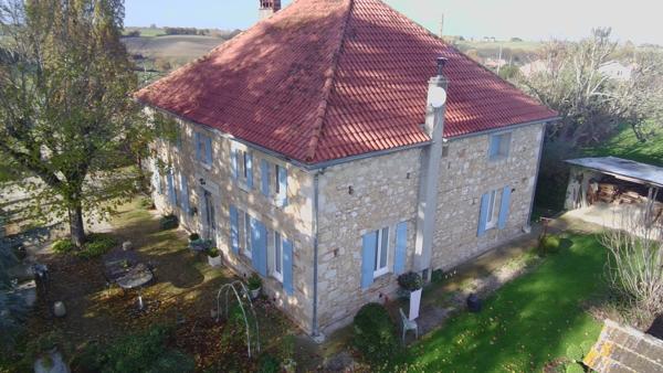 Sistels (82340) Maison en pierre classique avec vue, dépendances, environ 2ha de terrain