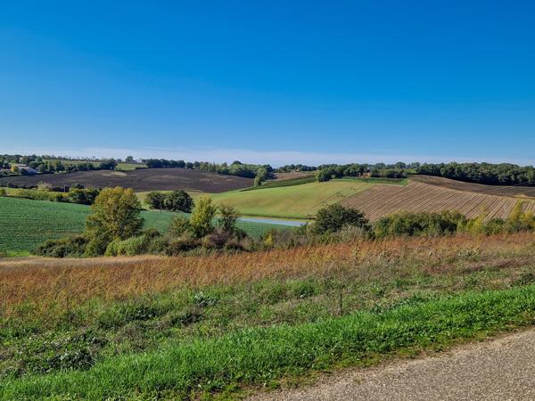 Sistels (82340) Maison en pierre classique avec vue, dépendances, environ 2ha de terrain