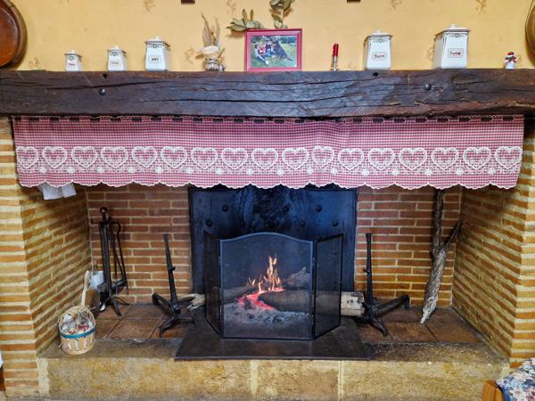 Sistels (82340) Maison en pierre classique avec vue, dépendances, environ 2ha de terrain