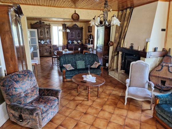 Sistels (82340) Maison en pierre classique avec vue, dépendances, environ 2ha de terrain