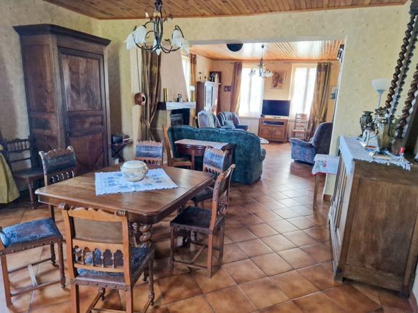 Sistels (82340) Maison en pierre classique avec vue, dépendances, environ 2ha de terrain