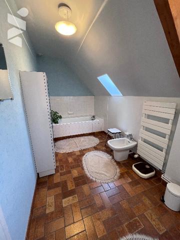 Pavillon offrant de belles prestations, proche de toutes commodités, dans résidence très calme.