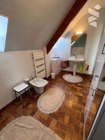 Pavillon offrant de belles prestations, proche de toutes commodités, dans résidence très calme.