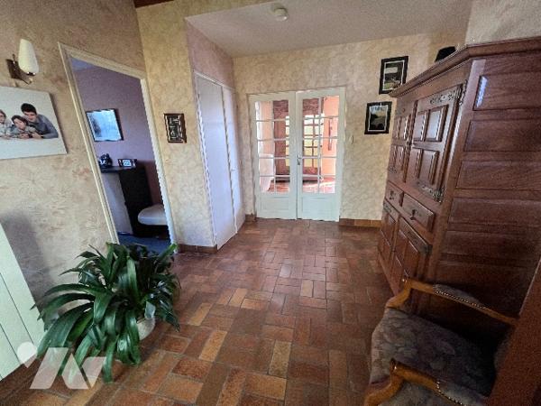 Pavillon offrant de belles prestations, proche de toutes commodités, dans résidence très calme.