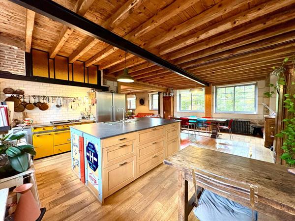 Moulin de caractère avec sa garçonnière et ses dépendances sur plus de 2 hectares en plein coeur de Saint-Amour