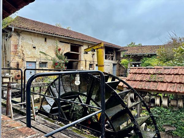 Moulin de caractère avec sa garçonnière et ses dépendances sur plus de 2 hectares en plein coeur de Saint-Amour