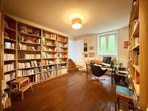 Moulin de caractère avec sa garçonnière et ses dépendances sur plus de 2 hectares en plein coeur de Saint-Amour