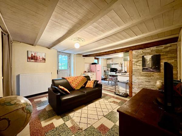 Moulin de caractère avec sa garçonnière et ses dépendances sur plus de 2 hectares en plein coeur de Saint-Amour