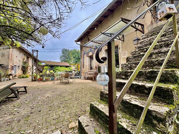 Moulin de caractère avec sa garçonnière et ses dépendances sur plus de 2 hectares en plein coeur de Saint-Amour