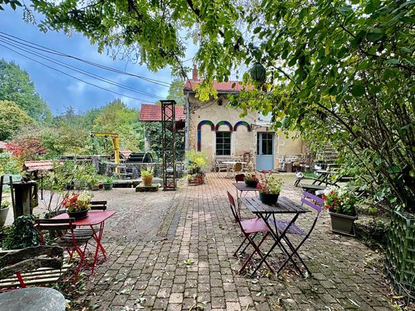 Moulin de caractère avec sa garçonnière et ses dépendances sur plus de 2 hectares en plein coeur de Saint-Amour
